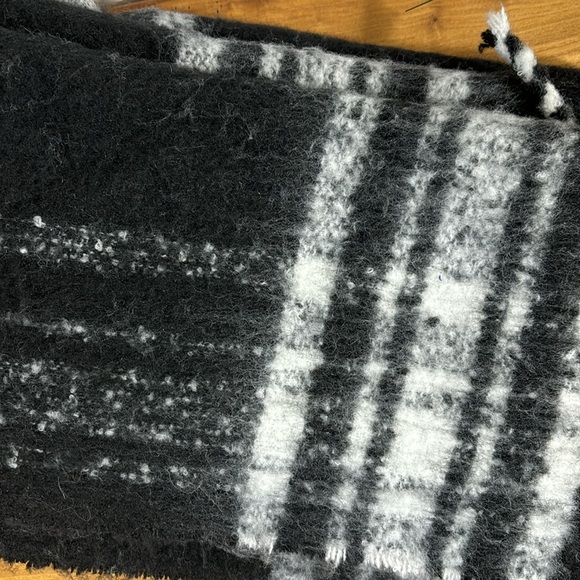 Banana Republic Rectangle Oversized fuzzy Scarf fringe recycled polyester - Picture 10 of 12